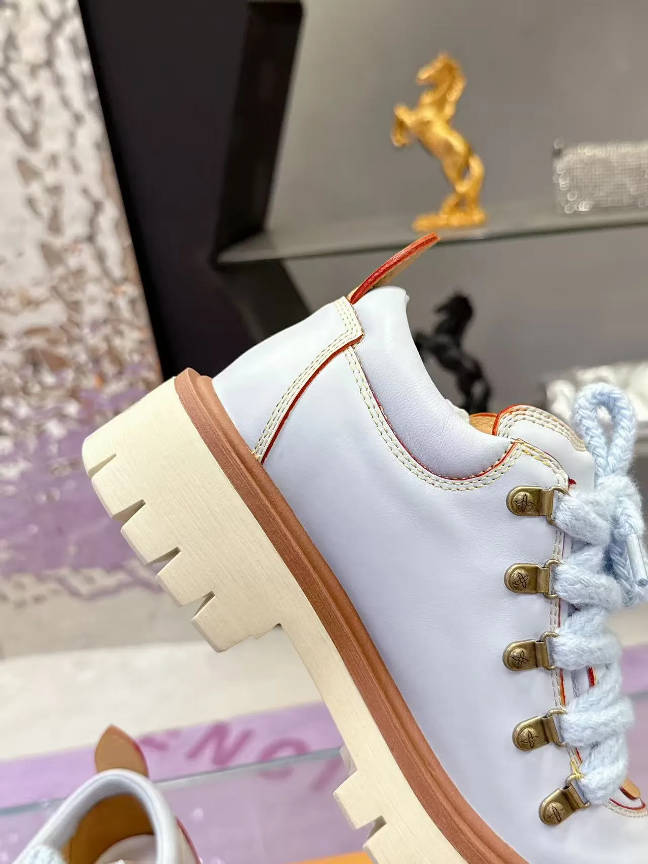 Factory price: 700💰 LV | Louis Vuitton 🧡💚2025 autumn and winter new style, top version ⚠️ The counter features the latest LV REMIX lace-up mountaineering derby shoes, new hard goods 🆕 ❥BS purchasing level! Full of high-end feel! A popular model among bloggers at home and abroad, it’s retro and fashionable, and looks stunning on your feet! Mainly recommended model on the official website★ ▪️Upper: top-quality first-layer cowhide ▪️Inner lining: imported sheepskin ▪️Outsole: original molded T men's shoes 💰U anti-slip outsole ▪️Sole height: 3.5cm ▪️Shoe size: Female 35-41 (41 customized, non-refundable) Male 39-45 (46 customized, non-refundable)